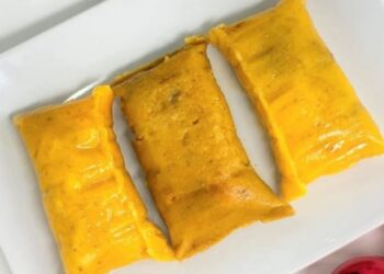 Pasteles en hoja de pollo dominicanos